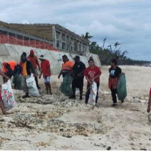 Hihifo Youth Council picking up rubbish on the Kanokupolu Beach in front of Vakaloa Resort 23 September 2020